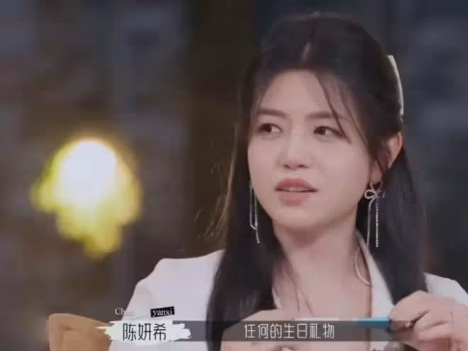 陳妍希秀恩愛被陳曉粉罵，三期節目上十個熱搜，說話矛盾像編故事