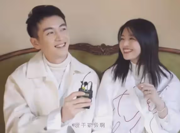 陳妍希秀恩愛被陳曉粉罵，三期節目上十個熱搜，說話矛盾像編故事