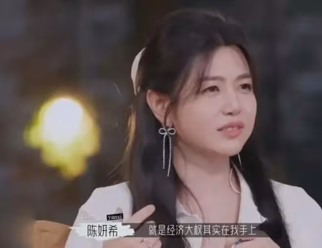 陳妍希秀恩愛被陳曉粉罵，三期節目上十個熱搜，說話矛盾像編故事