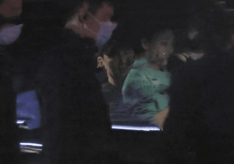 「棄貓效應」也拯救不了於曉光,跟美女熱聊摟腰秋瓷炫當眾黑臉不再隱忍