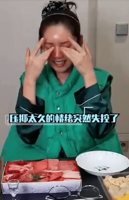 「棄貓效應」也拯救不了於曉光,跟美女熱聊摟腰秋瓷炫當眾黑臉不再隱忍