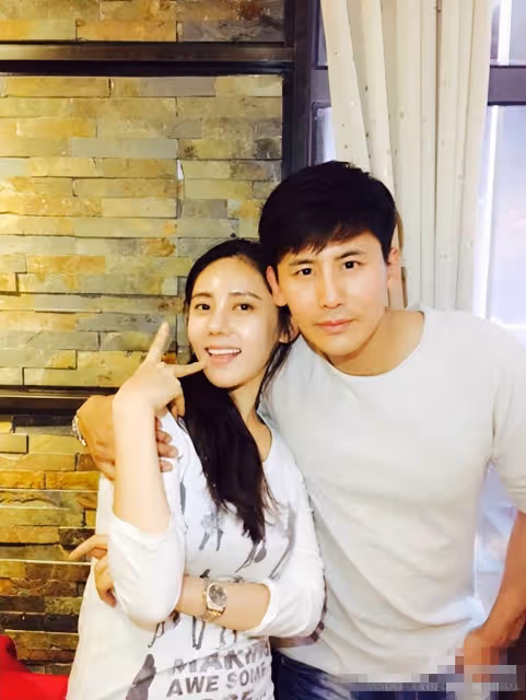 「棄貓效應」也拯救不了於曉光，跟美女熱聊摟腰秋瓷炫當眾黑臉不再隱忍