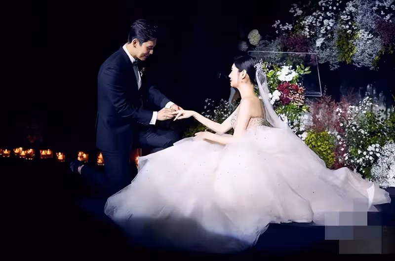 「棄貓效應」也拯救不了於曉光，跟美女熱聊摟腰秋瓷炫當眾黑臉不再隱忍