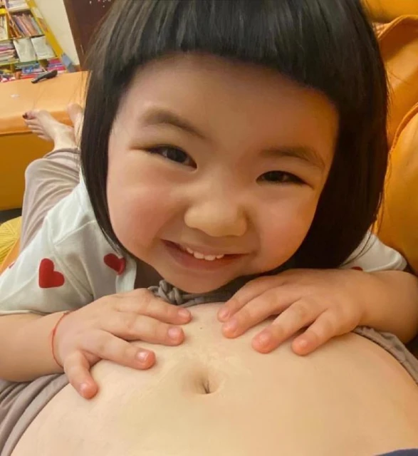 恭喜!香港知名男星妻子順利產下二胎,寶寶圓腦袋大眼睛超可愛
