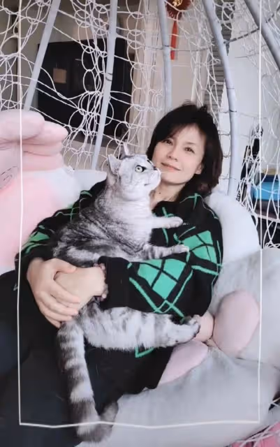 周冰倩曬家庭成員！兒子高鼻樑大眼似媽媽，上海豪宅內如動物園