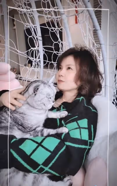周冰倩曬家庭成員！兒子高鼻樑大眼似媽媽，上海豪宅內如動物園