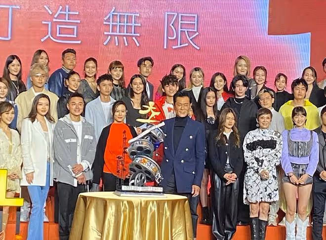 古天樂「天下一」公司十周年慶典，宣萱站C位像極了當家老闆娘