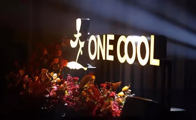 古天樂「天下一」公司十周年慶典，宣萱站C位像極了當家老闆娘