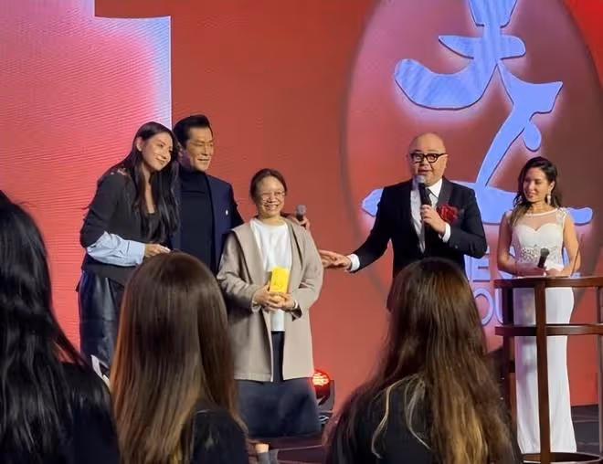古天樂「天下一」公司十周年慶典，宣萱站C位像極了當家老闆娘