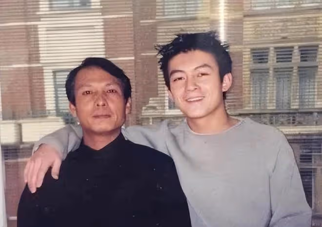 陳冠希義父龍哥離世，最後生活照公開，拿電腦去維修的人是他