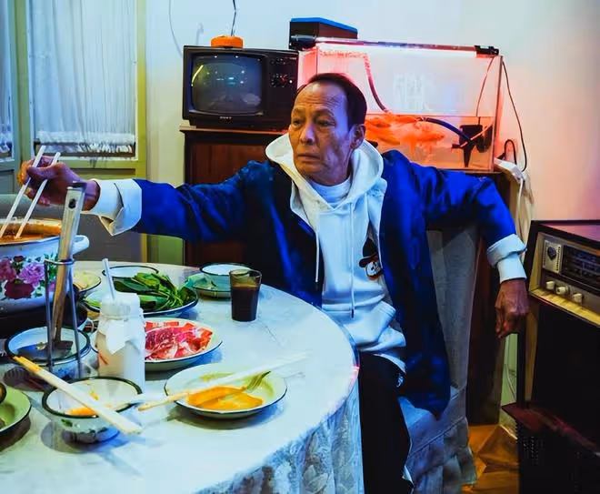 陳冠希義父龍哥離世，最後生活照公開，拿電腦去維修的人是他