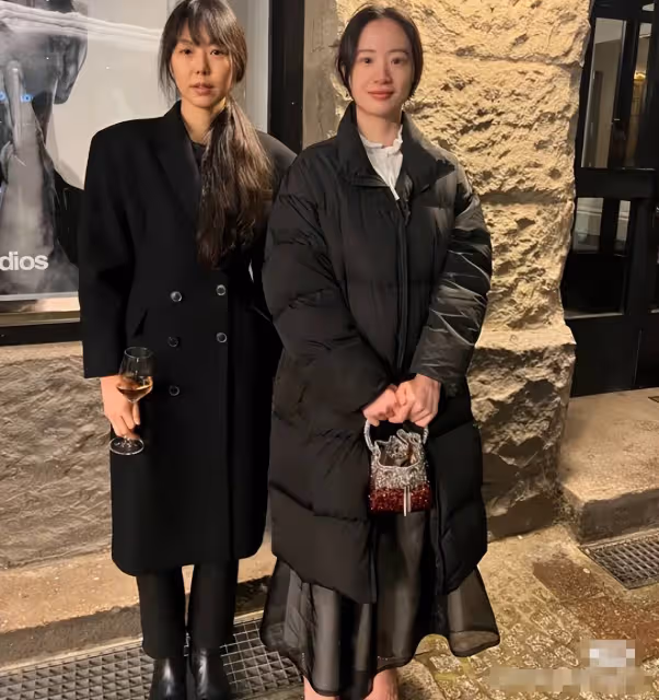 夢幻聯動!李夢與金敏喜柏林偶遇同框比美,相差10歲氣質不分伯仲