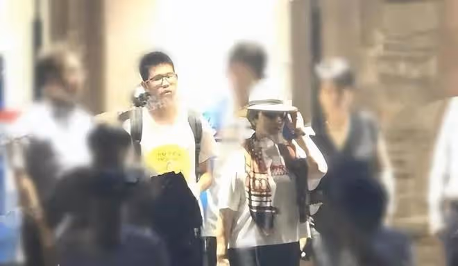 張國立攜妻子現身法國，洋酒喝到臉發紅，曾坐遊艇出海遊玩好愜意