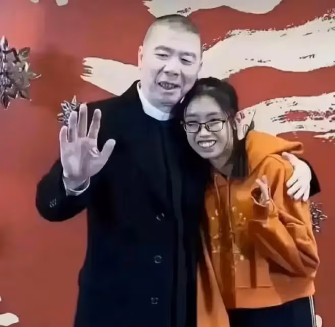 武松丁海峰曬美國豪宅,自稱陪伴家人!國內賺錢國外花,已成常態
