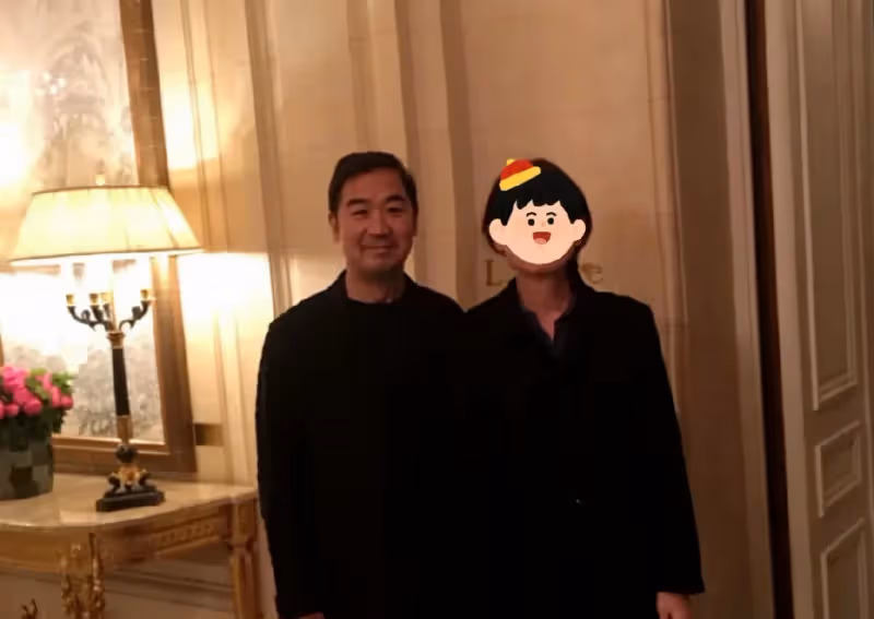 網友法國偶遇張國立,鄧婕素顏不顯老,退休生活愜意,不為兒孫操心