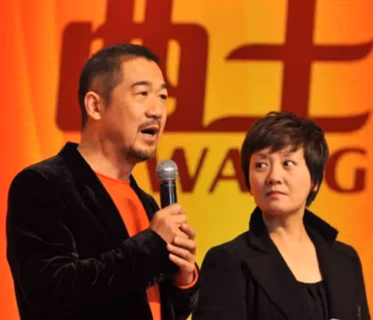 網友法國偶遇張國立,鄧婕素顏不顯老,退休生活愜意,不為兒孫操心