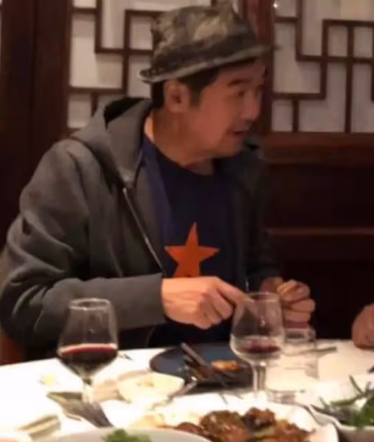 網友法國偶遇張國立,鄧婕素顏不顯老,退休生活愜意,不為兒孫操心
