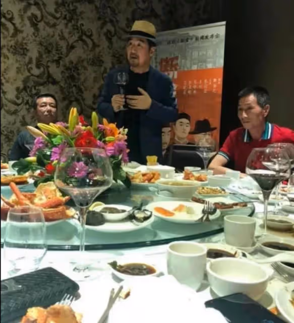 網友法國偶遇張國立,鄧婕素顏不顯老,退休生活愜意,不為兒孫操心