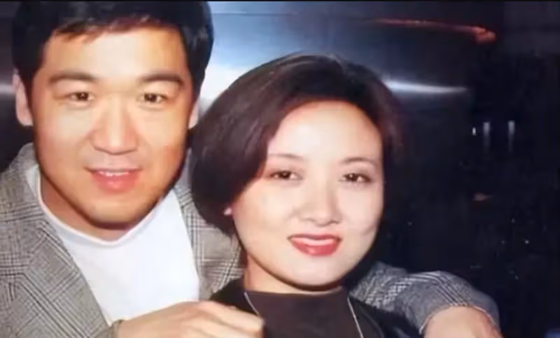 網友法國偶遇張國立,鄧婕素顏不顯老,退休生活愜意,不為兒孫操心