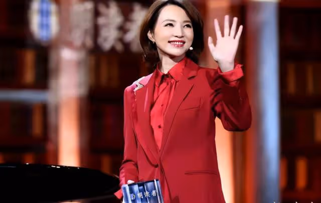 董卿富豪老公被限制消費!唉,董卿現狀誰能想到……