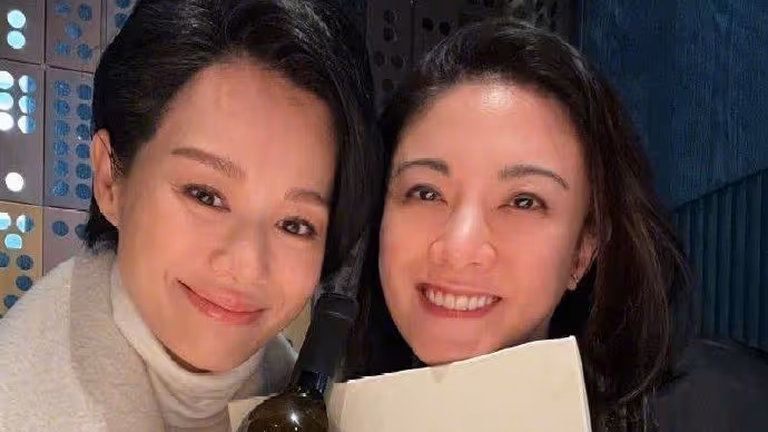 胡杏兒罕與廖碧兒同框，無濾鏡曝光兩人真實容貌，昔日女神都老了