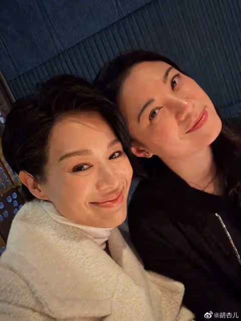 胡杏兒罕與廖碧兒同框,無濾鏡曝光兩人真實容貌,昔日女神都老了