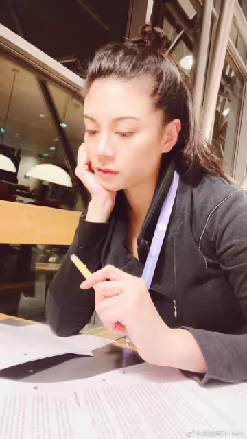 胡杏兒罕與廖碧兒同框,無濾鏡曝光兩人真實容貌,昔日女神都老了