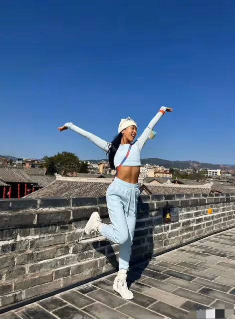 吉克雋逸現身西昌古城,不懼嚴寒拍性感照,皮膚黝黑,腹肌搶鏡!