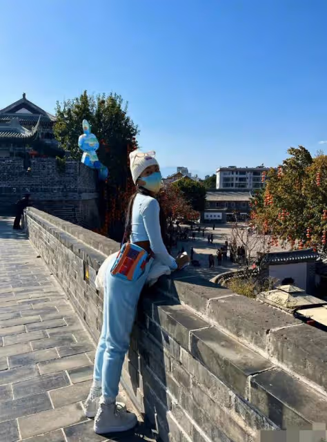 吉克雋逸現身西昌古城,不懼嚴寒拍性感照,皮膚黝黑,腹肌搶鏡!
