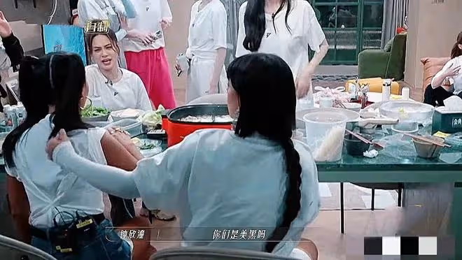 吉克雋逸現身西昌古城,不懼嚴寒拍性感照,皮膚黝黑,腹肌搶鏡!