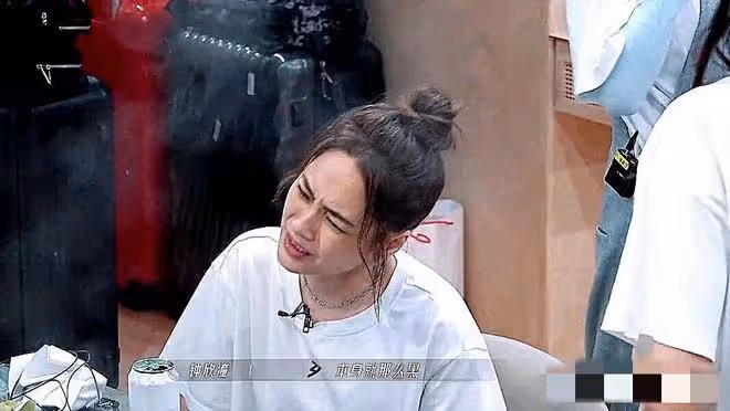 吉克雋逸現身西昌古城,不懼嚴寒拍性感照,皮膚黝黑,腹肌搶鏡!