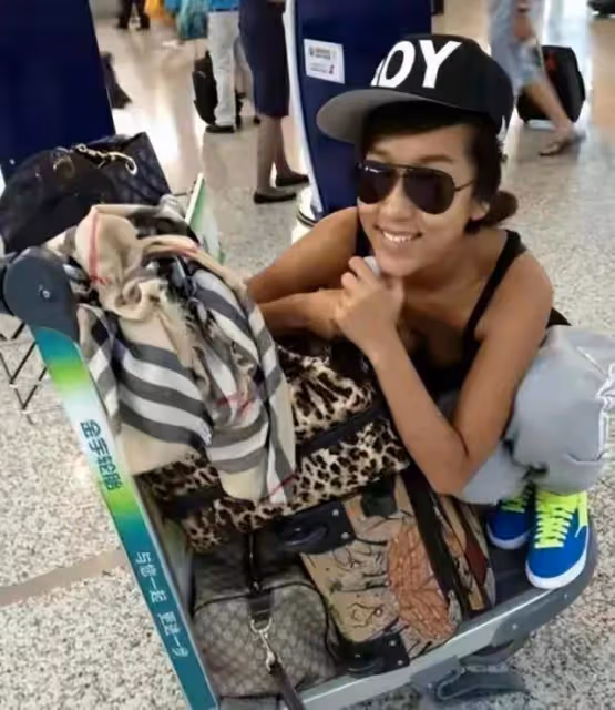 吉克雋逸現身西昌古城,不懼嚴寒拍性感照,皮膚黝黑,腹肌搶鏡!