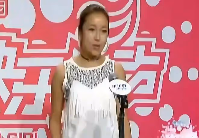 吉克雋逸現身西昌古城,不懼嚴寒拍性感照,皮膚黝黑,腹肌搶鏡!