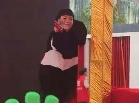 吉克雋逸現身西昌古城,不懼嚴寒拍性感照,皮膚黝黑,腹肌搶鏡!