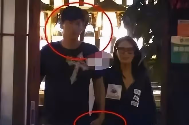 於曉光環抱美女親密熱聊，秋瓷炫冷眼旁觀，兩人疑似婚變