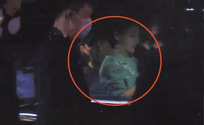 於曉光環抱美女親密熱聊，秋瓷炫冷眼旁觀，兩人疑似婚變