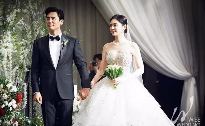 於曉光環抱美女親密熱聊，秋瓷炫冷眼旁觀，兩人疑似婚變