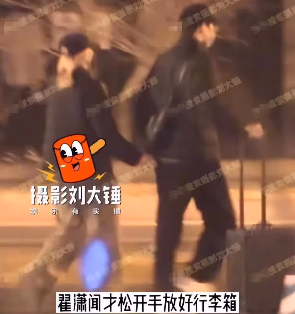 23歲男愛豆被曝塌房！深夜與高挑女子牽手約會，開心扭屁股遛彎
