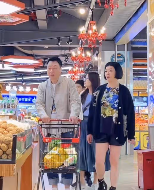 「豬八戒」黎耀祥在中山定居！不戴口罩與妻子逛超市，買菜無人識
