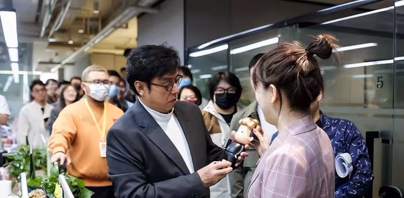 「豬八戒」黎耀祥在中山定居！不戴口罩與妻子逛超市，買菜無人識
