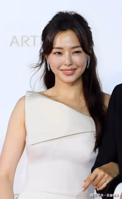 李荷妮時隔6年回歸拍戲 產後身材恢復以往火辣 挑戰出演守寡婦女