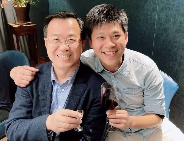 張蘭的麻煩來了！葛斯齊已到北京，並曬出機場照和與卓偉見面照