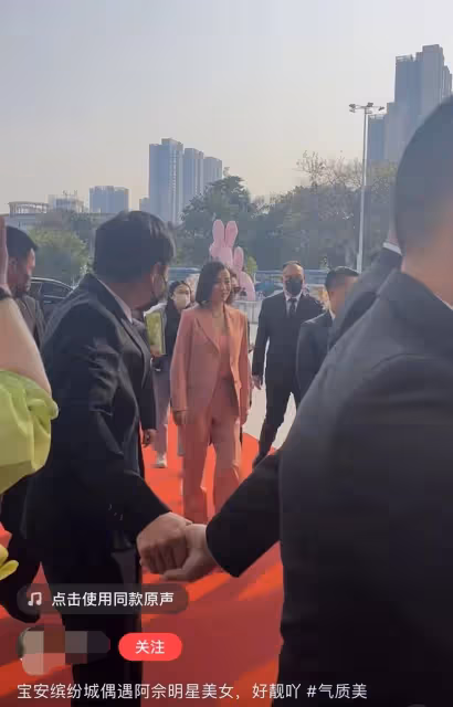 知名港星現身深圳站台，獲數名保鏢拉人牆，周圍無人圍觀場面尷尬