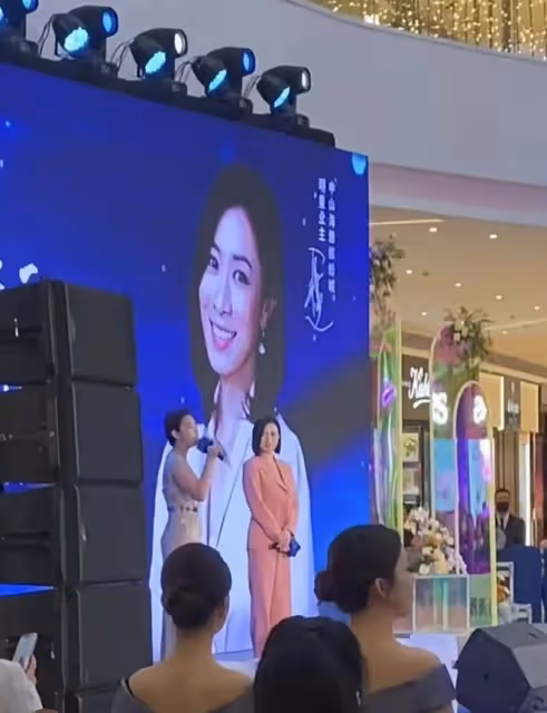 知名港星現身深圳站台，獲數名保鏢拉人牆，周圍無人圍觀場面尷尬