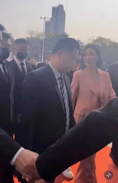 知名港星現身深圳站台，獲數名保鏢拉人牆，周圍無人圍觀場面尷尬