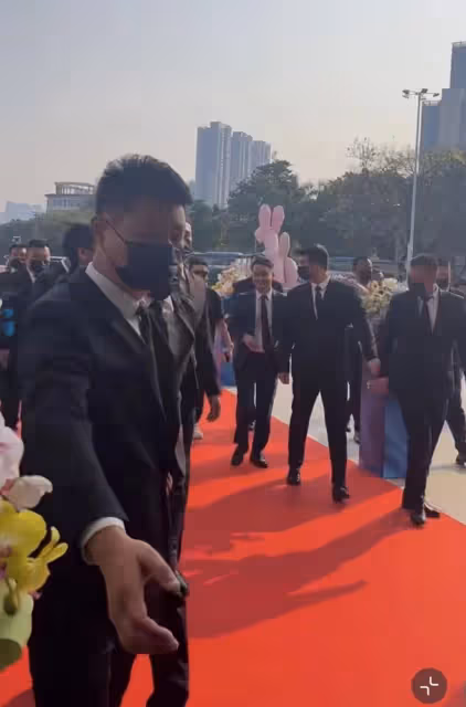 知名港星現身深圳站台，獲數名保鏢拉人牆，周圍無人圍觀場面尷尬
