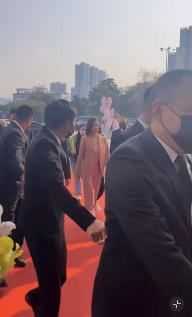 知名港星現身深圳站台，獲數名保鏢拉人牆，周圍無人圍觀場面尷尬