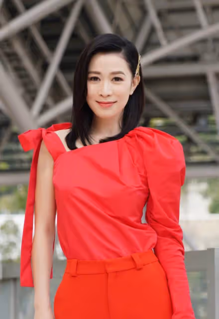 知名港星現身深圳站台，獲數名保鏢拉人牆，周圍無人圍觀場面尷尬