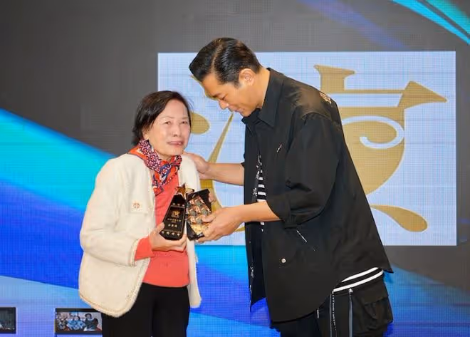 黎姿姑姑息影12年罕露面,91歲坐輪椅口齒不清,住所狹小裝修簡單