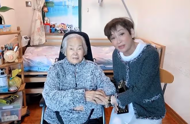 黎姿姑姑息影12年罕露面,91歲坐輪椅口齒不清,住所狹小裝修簡單